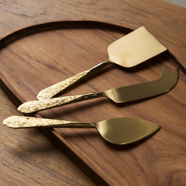 'Mira' Textured Brass Cheese Set by Inartisan. Designed in Australia, made in India. We proudly support fun and beautiful Australian designed and/or made art prints, textiles, homewares and jewellery by Aussie Creatives. www.greendoordecor.com.au