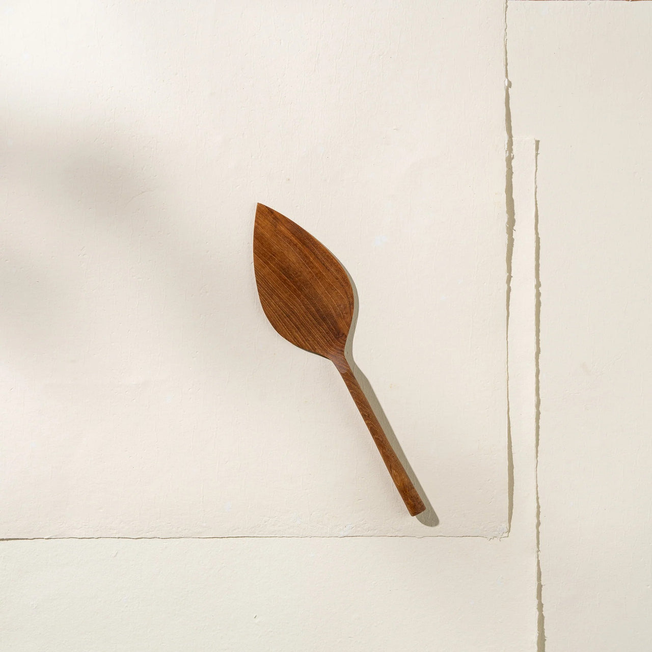 'Naran' Teak Cake Servers by Inartisan. Designed in Australia, made in India. We proudly support fun and beautiful Australian designed and/or made art prints, textiles, homewares and jewellery by Aussie Creatives. www.greendoordecor.com.au