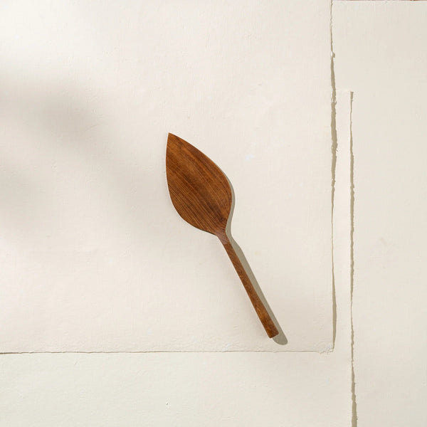 'Naran' Teak Cake Servers by Inartisan. Designed in Australia, made in India. We proudly support fun and beautiful Australian designed and/or made art prints, textiles, homewares and jewellery by Aussie Creatives. www.greendoordecor.com.au
